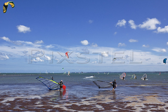 Windurfers and Kitesurfers