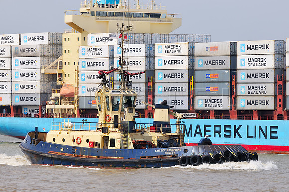 Svitzer Tug and Boxship