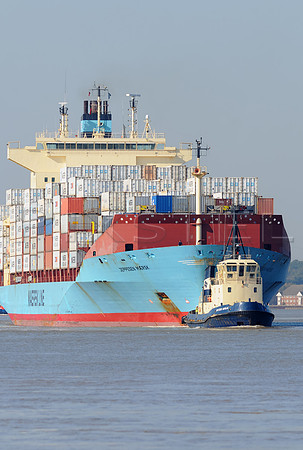 Jeppesen Maersk with Tug