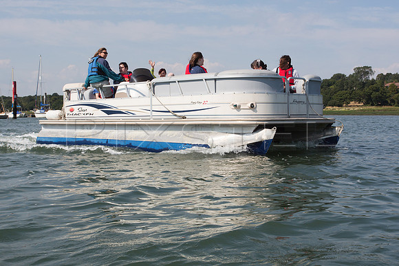 Sun Tracker Party Barge 22